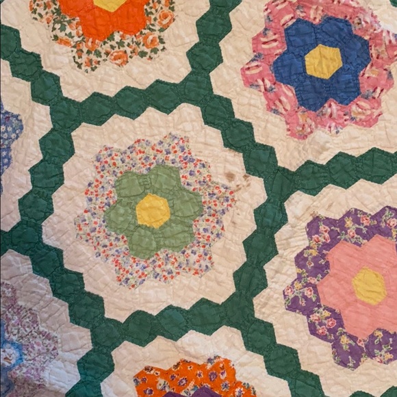 Beautiful Antique handmade quilt offers welcome - Picture 2 of 7